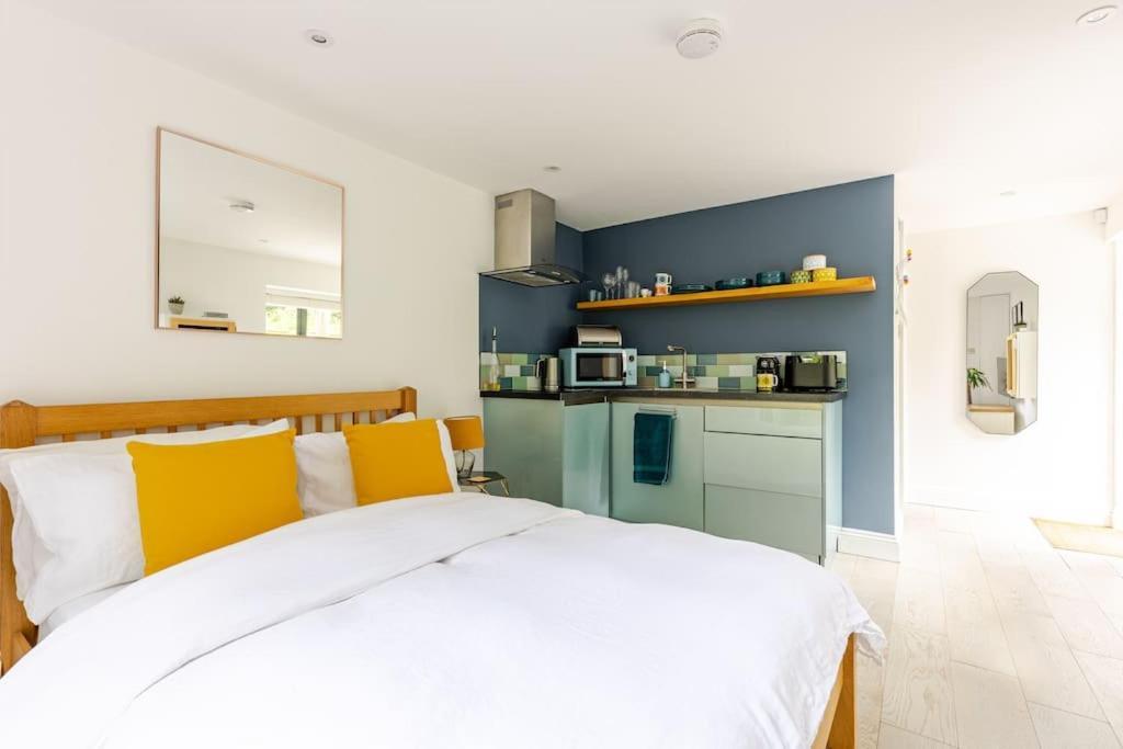 شقة Cosy Cotswolds Retreat Near Bath & Castle Combe كيبنهام المظهر الخارجي الصورة