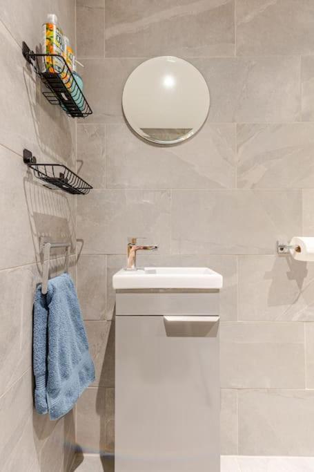 شقة Cosy Cotswolds Retreat Near Bath & Castle Combe كيبنهام المظهر الخارجي الصورة