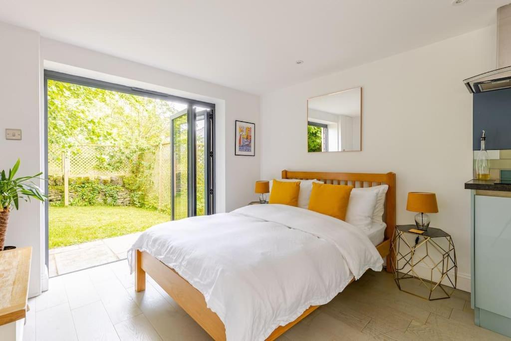 شقة Cosy Cotswolds Retreat Near Bath & Castle Combe كيبنهام المظهر الخارجي الصورة