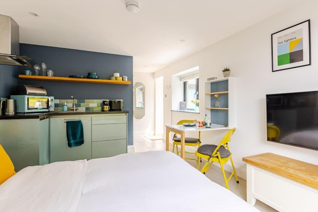 شقة Cosy Cotswolds Retreat Near Bath & Castle Combe كيبنهام المظهر الخارجي الصورة